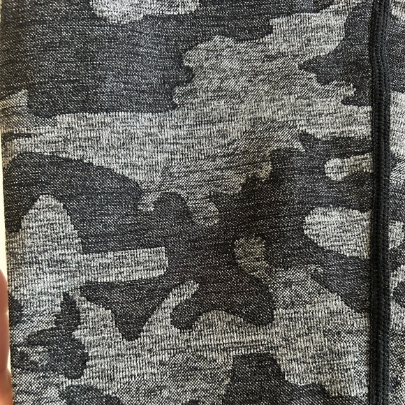 Seamless Camo Leggings - Picture 4 of 4